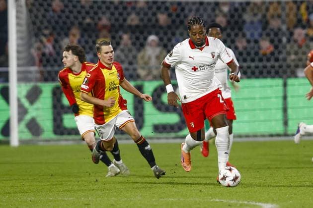 DEVENTER , 29-01-2026 , Stadium De Adelaarshorst , season 2025 2026 , UEFA Europa League League phase . match between Go Ahead Eagles and SC Braga, Picture shows SC Braga player Bright Arrey-Mbi and GA Eagles player Mathis Suray Go Ahead Eagles - Braga  x201172709x Copyright: