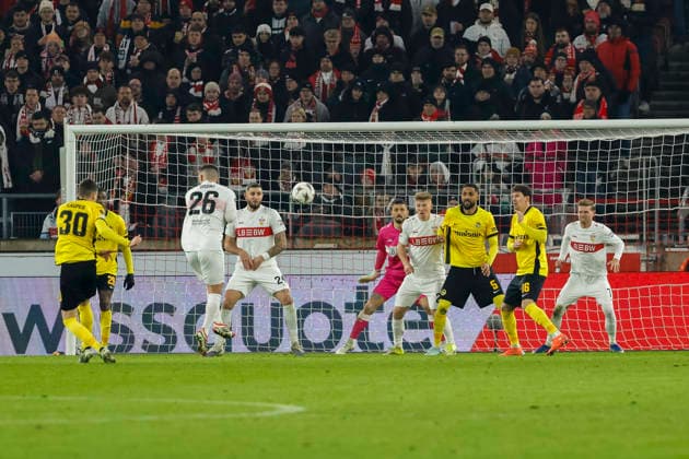 2:2 Tor fuer BSC Young Boys durch Sandro Lauper (BSC Young Boys, 30) , Deutschland, Fussball, UEFA Europa League, 8. Spieltag, 2025 2026, VfB Stuttgart vs. Young Boys Bern, 29.01.2026, Stuttgart MHP Arena Deutschland Copyright: xGrantxHubbsx