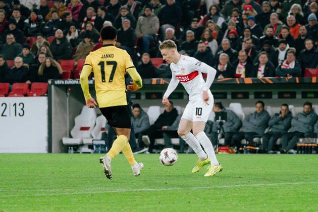 Zweikampf Chris Führich (VfB Stuttgart, 10) und Saidy Janko (Young Boys Bern, 17), GER, VfB Stuttgart vs. Young Boys Bern, Fussball, Europa League, Spieltag 8, Spielzeit 2025 2026, 29.01.2026, GER, VfB Stuttgart vs. Young Boys Bern, Fussball, Europa League, Spieltag 8, Spielzeit 2025 2026, 29.01.2026, Stuttgart Copyright: xEibner-Pressefoto EdwardxCheungx EP_ECG