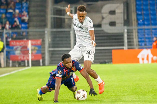 29 01 2026, Basel, St. Jakob-Park, Europa League: FC Basel - Viktoria Plzen, 40 Sampson Dweh (Plzen) against 7 Philip Otele (Basel) Basel St. Jakob-Park Basel Switzerland Copyright: xJustPictures.ch PascalxvonxBürenx jp-en-PaVoB-Pavo_Fotografie-00456