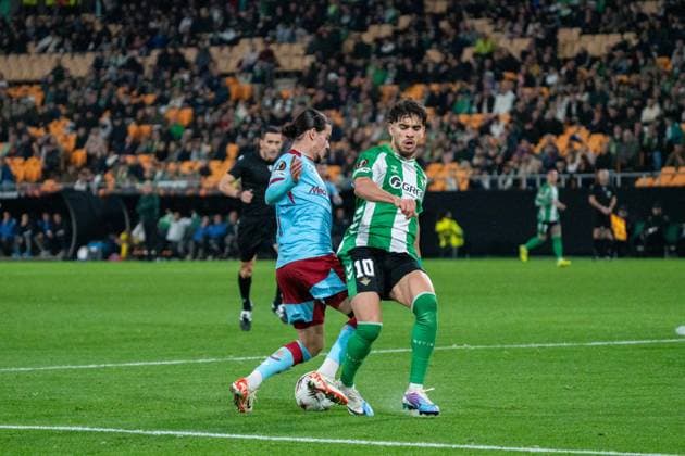 Fußball, EuroLeague, Real Betis Sevilla - Feyenoord Rotterdam #6 Anis Hadj Moussa (N23) penalty request during the UEFA Europa League 25 26 match between Real Betis and Feyenoord at the Estadio La Cartuja in Sevilla, Spain Copyright: xAndresxLopezxSheridanxx xSPPx Sportspressphoto_SPR86783