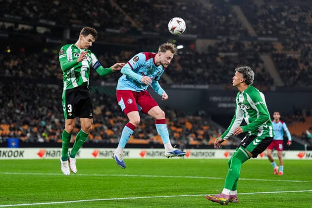 Fußball, EuroLeague, Real Betis Sevilla - Feyenoord Rotterdam #6 UEFA Europa League: Real Betis v Feyenoord Sevilla - Diego Llorente of Real Betis, Casper Tengstedt of Feyenoord during the eighth match of the UEFA Europa League 2025 2026. The match is set between Real Betis Balompie and Feyenoord at Estadio La Cartuja on 29 January 2026 in Sevilla, Spain. Copyright: xTomxBodex