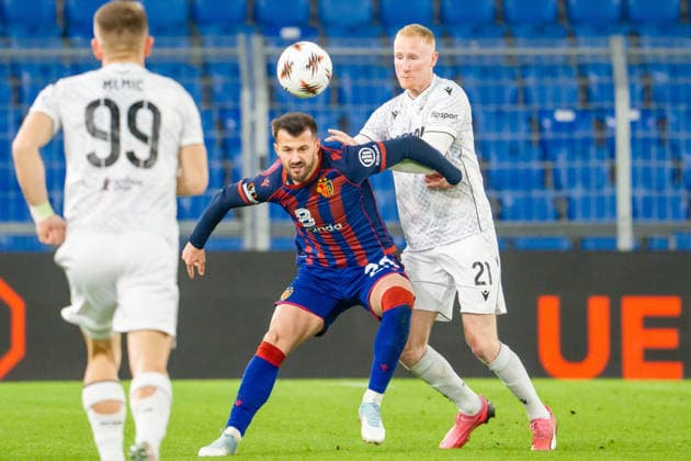 29 01 2026, Basel, St. Jakob-Park, Europa League: FC Basel - Viktoria Plzen, 23 Albian Ajeti (Basel) against 21 Vaclav Jemelka (Plzen) Basel St. Jakob-Park Basel Switzerland Copyright: xJustPictures.ch PascalxvonxBürenx jp-en-PaVoB-Pavo_Fotografie-00643