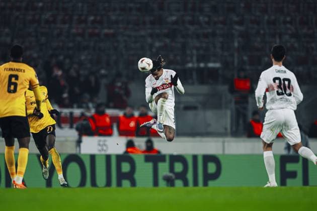 Yannik Keitel (5; VfB Stuttgart) steigt zum Kopfball, während Edimilson Fernandes (6; BSC Young Boys) und Joël Monteiro (77; BSC Young Boys) verteidigen Kopfballaktion im Spiel