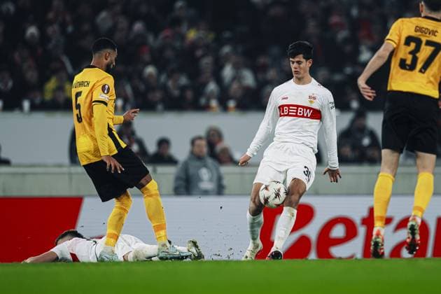 Chema Andres (30; VfB Stuttgart) kontrolliert den Ball, während Armin Gigovi? (37; BSC Young Boys) und Gregory Wüthrich (5; BSC Young Boys) verteidigen Zweikampf um Ball