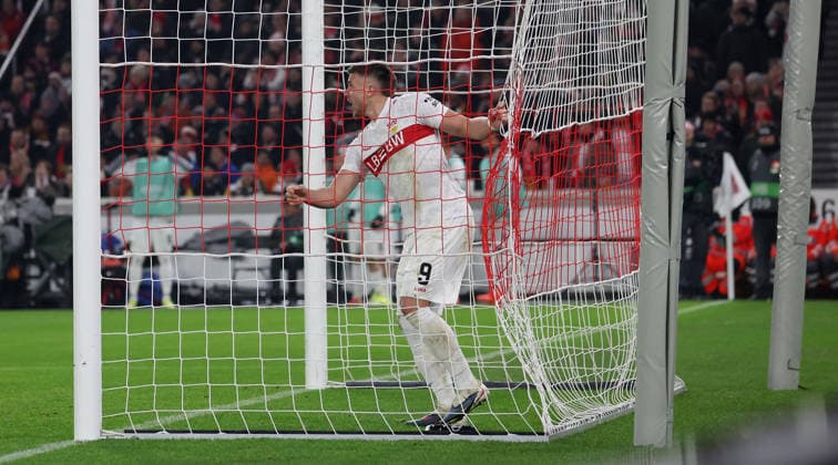 Stuttgart, Fußball Europa League , VfB Stuttgart vs. BSC Young Boys Bern , Ermedin Demirovic (VfB) im Tor