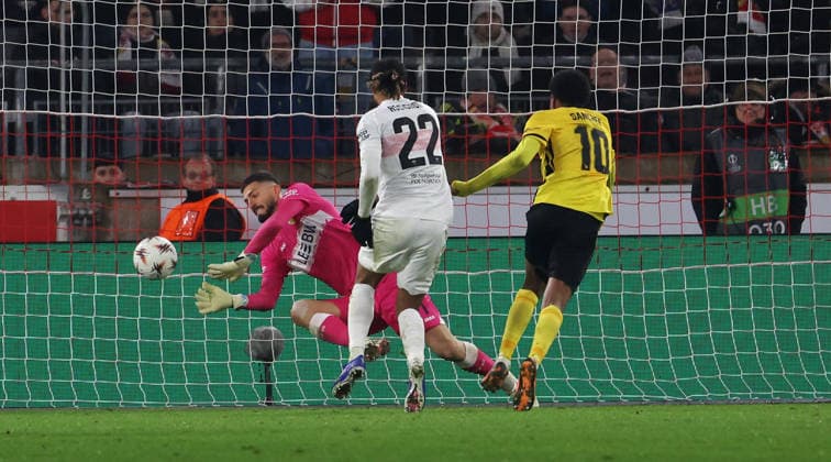 Stuttgart, Fußball Europa League , VfB Stuttgart vs. BSC Young Boys Bern , Fabian Bredlow (VfB, links) wehrt einen Ball gegen Alvyn Sanches (Bern, rechts) ab
