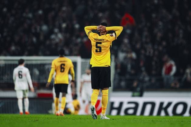 Gregory Wüthrich (5; BSC Young Boys) zeigt Enttäuschung, während Edimilson Fernandes (6; BSC Young Boys) und Angelo Stiller (6; VfB Stuttgart) in der Nähe sind Enttäuschung bei Gregory Wüthrich (5; BSC Young Boys)