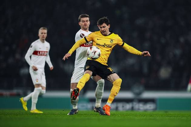 Maximilian Mittelstädt (7; VfB Stuttgart) im Zweikampf mit Christian Fassnacht (16; BSC Young Boys) um den Ball Zweikampf um den Ball