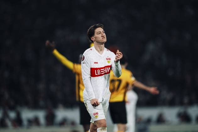 Angelo Stiller (6; VfB Stuttgart) in Aktion auf dem Spielfeld Spielszene mit Angelo Stiller (6; VfB Stuttgart)