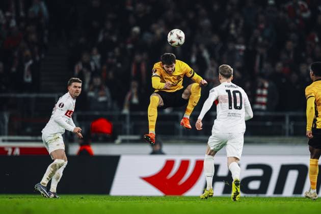 Christian Fassnacht (16; BSC Young Boys) im Kopfball-Duell mit Maximilian Mittelstädt (7; VfB Stuttgart), während Chris Führich (10; VfB Stuttgart) aufmerksam beobachtet Kopfball-Duell im Spiel