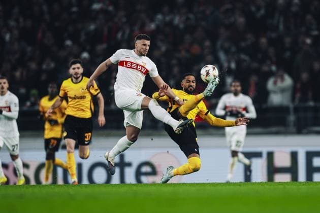 Ermedin Demirovic (9; VfB Stuttgart) im Zweikampf mit Gregory Wüthrich (5; BSC Young Boys) und Armin Gigovi? (37; BSC Young Boys) in Aktion Zweikampf um den Ball
