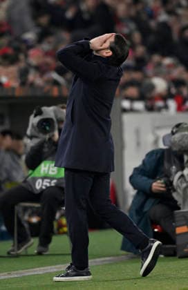 Trainer Coach Gerardo Seoane BSC Young Boys Bern am Spielfeldrand Enttaeuschung enttaeuscht nach vergebener Torchance Gestik Geste VfB Stuttgart vs Young Boys Bern YB EUROPA LEAGUE EL 29.01.2026 DFL REGULATIONS PROHIBIT ANY USE OF PHOTOGRAPHS AS IMAGE SEQUENCES AND OR QUASI-VIDEO VfB Stuttgart vs Young Boys Bern YB