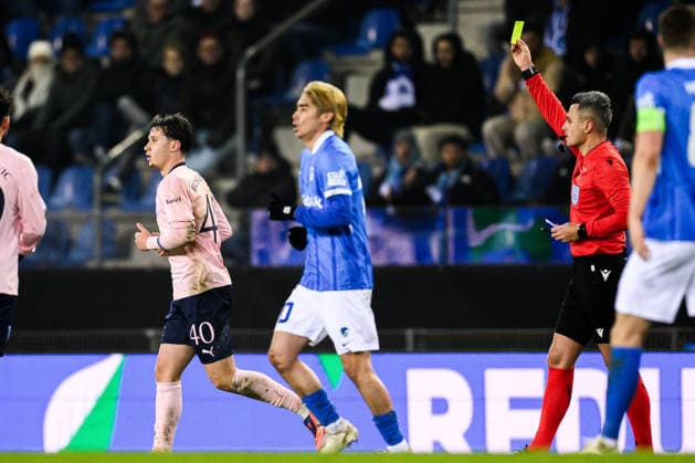 260129 Kenan Busuladzic of Malmö FF receives a yellow card from referee Horatiu Fesnic during the UEFA Europa League football match between KRC Genk and Malmö FF on January 29, 2026 in Genk. Photo: Simon Hastegard BILDBYRAN kod SH SH0684 fotboll football soccer fotball uefa europa league europa league krc genk malmö ff bbeng Copyright: SIMONxHASTEGARD BB260129SH066