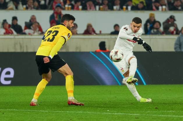Badredine Bouanani 27 (VfB Stuttgart) mit einem Schuss, Aktion mit Loris Benito 23 (BSC Young Boys Bern), VfB Stuttgart vs. BSC Young Boys Bern, Fussball, Maenner, UEFA Europa League, Saison 2025 2026, 8. Spieltag, 29.01.2026 DFB regulations prohibit any use of photographs as image sequences and or quasi-video Stuttgart Baden-Wuerttemberg Deutschland