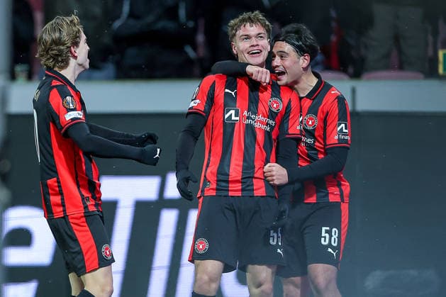 29.01.2026, Fußball, UEFA Europa League, Matchday 8, FC Midtjylland - GNK Dinamo Zagreb, MCH Arena in Herning, Dänemark: Torjubel nach dem Tor zum 2:0 durch Torschütze Victor Bak (FC Midtjylland 55) zusammen mit Aral Simsir (FC Midtjylland 58) Valdemar Byskov (FC Midtjylland 20) Regulations prohibit any use of photographs as image sequences and or quasi-video. Dänemark