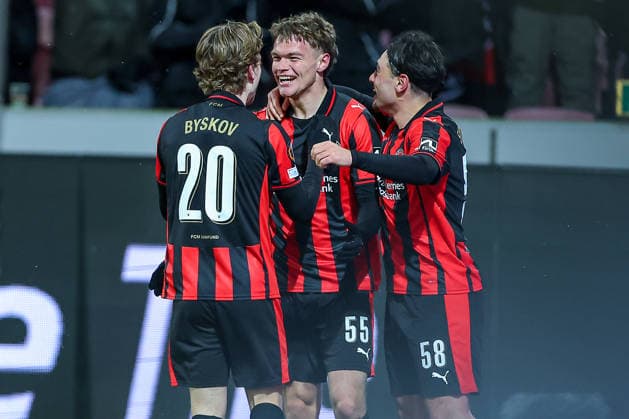 29.01.2026, Fußball, UEFA Europa League, Matchday 8, FC Midtjylland - GNK Dinamo Zagreb, MCH Arena in Herning, Dänemark: Torjubel nach dem Tor zum 2:0 durch Torschütze Victor Bak (FC Midtjylland 55) zusammen mit Aral Simsir (FC Midtjylland 58) Valdemar Byskov (FC Midtjylland 20) Regulations prohibit any use of photographs as image sequences and or quasi-video. Dänemark