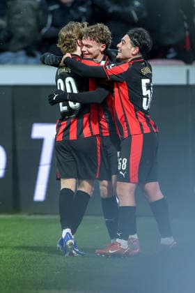 29.01.2026, Fußball, UEFA Europa League, Matchday 8, FC Midtjylland - GNK Dinamo Zagreb, MCH Arena in Herning, Dänemark: Torjubel nach dem Tor zum 2:0 durch Torschütze Victor Bak (FC Midtjylland 55) zusammen mit Aral Simsir (FC Midtjylland 58) Valdemar Byskov (FC Midtjylland 20) Regulations prohibit any use of photographs as image sequences and or quasi-video. Dänemark