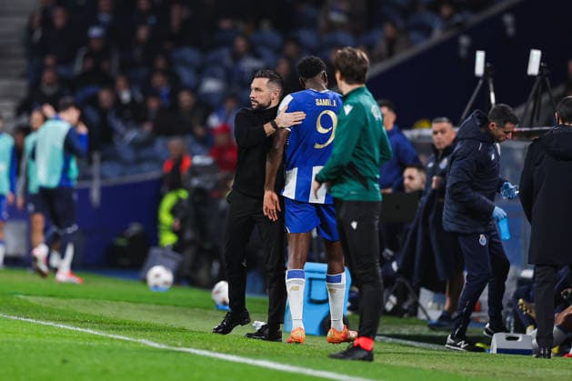 FC Porto v Rangers FC - UEFA Europa League 2025 26 League Phase MD8 Francesco Farioli, coach of FC Porto, and Samu Omorodion of FC Porto are in action during the UEFA Europa League - League phase, matchday 8 between FC Porto and Rangers Football Club at Estadio Dragao in Porto, Portugal, on January 29, 2026. Porto Portugal  Copyright: xLuisxEirasx originalFilename:eiras-uefaeuro260129_npQkA.jpg