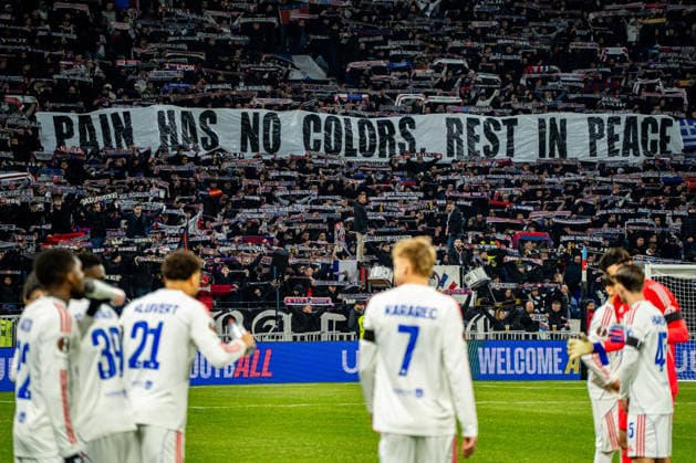 OL - PAOK à Décines-Charpieu le 29 janvier 2026. Nicolas Liponne MAXPPP - Décines-Charpieu 29 01 2026 Les supporters ultras des Bad Gones déploients une banderole en hommage aux supporters du PAOK décédés en Roumanie lors du match de football entre l Olympique Lyonnais (OL) et PAOK Salonique dans le cadre de la 8e journée de ligue Europa au stade de Lyon Groupama Stadium, à Décines-Charpieu, le 29 janvier 2026. Football match between Olympique Lyonnais (OL) and PAOK Thessaloniki as part of the eighth matchday of the Europa League at the Groupama Stadium in Lyon, Décines-Charpieu, on January 29, 2026. Décines-Charpieu Auvergne Rhône-Alpes France  Copyright: xMAXPPPxNicolasxLiponnex NLP202601295451 NLP202601295451