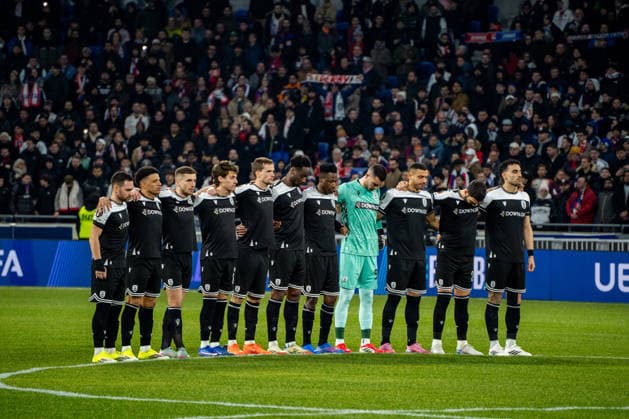 OL - PAOK à Décines-Charpieu le 29 janvier 2026. Nicolas Liponne MAXPPP - Décines-Charpieu 29 01 2026 Les joueurs du PAOK font une minute de silence pour les supporters décédés en Roumanie lors du match de football entre l Olympique Lyonnais (OL) et PAOK Salonique dans le cadre de la 8e journée de ligue Europa au stade de Lyon Groupama Stadium, à Décines-Charpieu, le 29 janvier 2026. Football match between Olympique Lyonnais (OL) and PAOK Thessaloniki as part of the eighth matchday of the Europa League at the Groupama Stadium in Lyon, Décines-Charpieu, on January 29, 2026. Décines-Charpieu Auvergne Rhône-Alpes France  Copyright: xMAXPPPxNicolasxLiponnex NLP202601295453 NLP202601295453