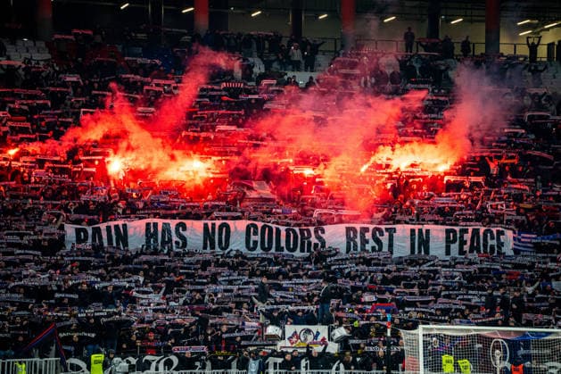 OL - PAOK à Décines-Charpieu le 29 janvier 2026. Nicolas Liponne MAXPPP - Décines-Charpieu 29 01 2026 Les supporters ultras des Bad Gones déploients une banderole en hommage aux supporters du PAOK décédés en Roumanie lors du match de football entre l Olympique Lyonnais (OL) et PAOK Salonique dans le cadre de la 8e journée de ligue Europa au stade de Lyon Groupama Stadium, à Décines-Charpieu, le 29 janvier 2026. Football match between Olympique Lyonnais (OL) and PAOK Thessaloniki as part of the eighth matchday of the Europa League at the Groupama Stadium in Lyon, Décines-Charpieu, on January 29, 2026. Décines-Charpieu Auvergne Rhône-Alpes France  Copyright: xMAXPPPxNicolasxLiponnex NLP202601295454 NLP202601295454
