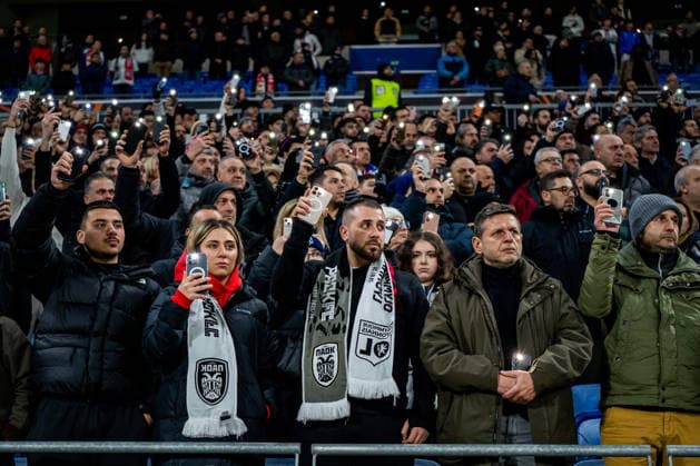 OL - PAOK à Décines-Charpieu le 29 janvier 2026. Nicolas Liponne MAXPPP - Décines-Charpieu 29 01 2026 Les supporters du PAOK rendent hommages aux supporters décédés en Roumanie lors du match de football entre l Olympique Lyonnais (OL) et PAOK Salonique dans le cadre de la 8e journée de ligue Europa au stade de Lyon Groupama Stadium, à Décines-Charpieu, le 29 janvier 2026. Football match between Olympique Lyonnais (OL) and PAOK Thessaloniki as part of the eighth matchday of the Europa League at the Groupama Stadium in Lyon, Décines-Charpieu, on January 29, 2026. Décines-Charpieu Auvergne Rhône-Alpes France  Copyright: xMAXPPPxNicolasxLiponnex NLP202601295455 NLP202601295455