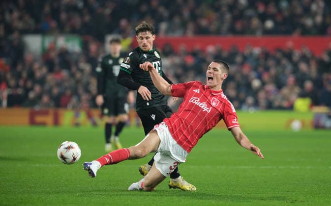 Nikola Milenkovic of Nottingham Forest tackled by Gabi Kanichowsky of Ferencvaros TC during the UEFA Europa league football match between Nottingham Forest and Ferencvaros TC at the City Ground in Nottingham. Copyright: xPaulxBonser SportsxPressxPhotox Sportspressphoto_SPR86796