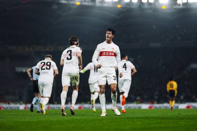 Chema Andres (30; VfB Stuttgart) jubelt emotional, Ramon Hendriks (3; VfB Stuttgart) und Finn Jeltsch (29; VfB Stuttgart) feiern mit Jubel nach Tor