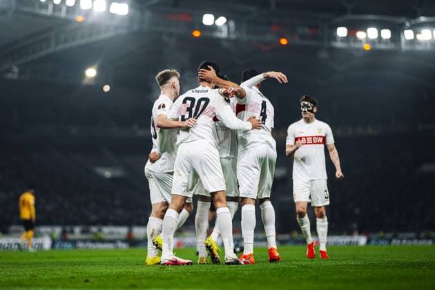 Chema Andres (30; VfB Stuttgart), Josha Vagnoman (4; VfB Stuttgart), Jovan Milosevic (19; VfB Stuttgart), Ramon Hendriks (3; VfB Stuttgart) und Ermedin Demirovic (9; VfB Stuttgart) feiern gemeinsam Spieler feiern Torjubel