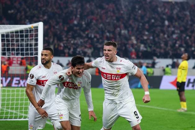Chema Andres 30 (VfB Stuttgart) jubelt mit Josha Vagnoman 4 (VfB Stuttgart) und Ermedin Demirovic 9 (VfB Stuttgart) nach seinem Tor in der 90. Minute zu 3:2, freude, Emotion, VfB Stuttgart vs. BSC Young Boys Bern, Fussball, Maenner, UEFA Europa League, Saison 2025 2026, 8. Spieltag, 29.01.2026 DFB regulations prohibit any use of photographs as image sequences and or quasi-video Stuttgart Baden-Wuerttemberg Deutschland