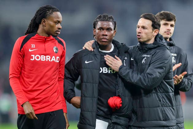 Jordy Makengo (SC Freiburg), Cyriaque Irie (SC Freiburg) und Nicolas Hoefler (SC Freiburg) schauen enttaeuscht, UEFA Europa League 2025 26 League Phase MD8, LOSC Lille v SC Freiburg, Stade Pierre Mauroy am 29. January 2026 in Lille, Frankreich. (Foto von Marco Steinbrenner DeFodi Images) Jordy Makengo (SC Freiburg), Cyriaque Irie (SC Freiburg) und Nicolas Hoefler (SC Freiburg) look dejected, UEFA Europa League 2025 26 League Phase MD8, LOSC Lille v SC Freiburg, Stade Pierre Mauroy, January 29, 2026 in Lille, France. (Photo by Marco Steinbrenner DeFodi Images) -