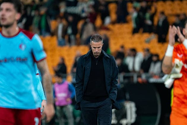 Robin van Persie, Feyenoord head coach, head down after losing the match and getting disqualified during the UEFA Europa League 25 26 match between Real Betis and Feyenoord at the Estadio La Cartuja in Sevilla, Spain Copyright: xAndresxLopezxSheridanxx xSPPx Sportspressphoto_SPR86811