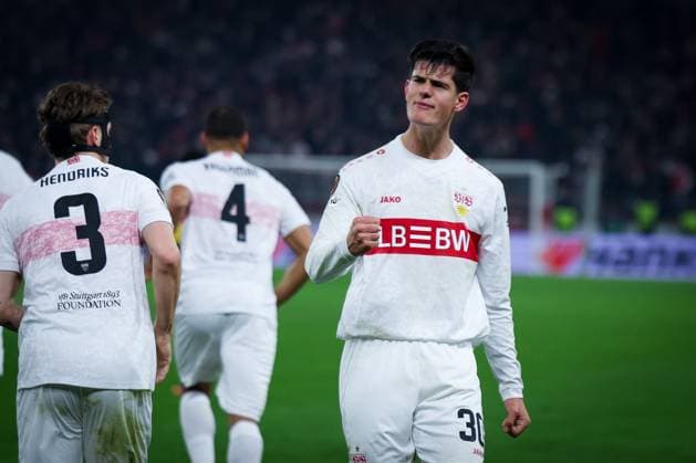 Chema Andres 30 (VfB Stuttgart) jubelt mit den Fans nach seinem Siegtreffer zum 3:2 in der 90. Minute, Freude, Emotion, VfB Stuttgart vs. BSC Young Boys Bern, Fussball, Maenner, UEFA Europa League, Saison 2025 2026, 8. Spieltag, 29.01.2026 DFB regulations prohibit any use of photographs as image sequences and or quasi-video Stuttgart Baden-Wuerttemberg Deutschland