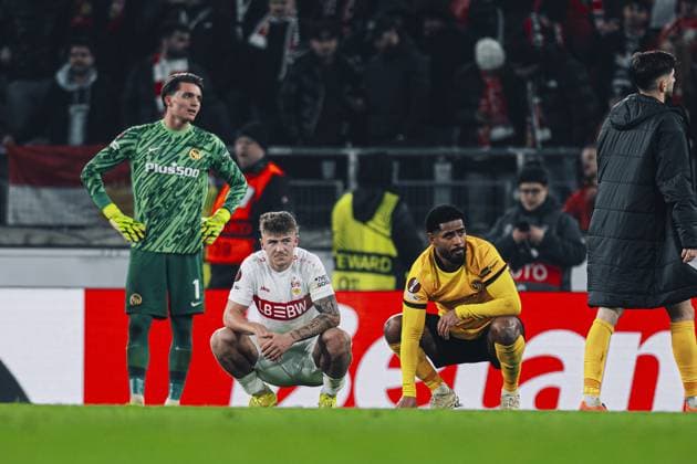 Marvin Keller (1; BSC Young Boys), Saidy Janko (17; BSC Young Boys) und Finn Jeltsch (29; VfB Stuttgart) zeigen Erschöpfung nach Spielende Spieler erschöpft nach Spiel