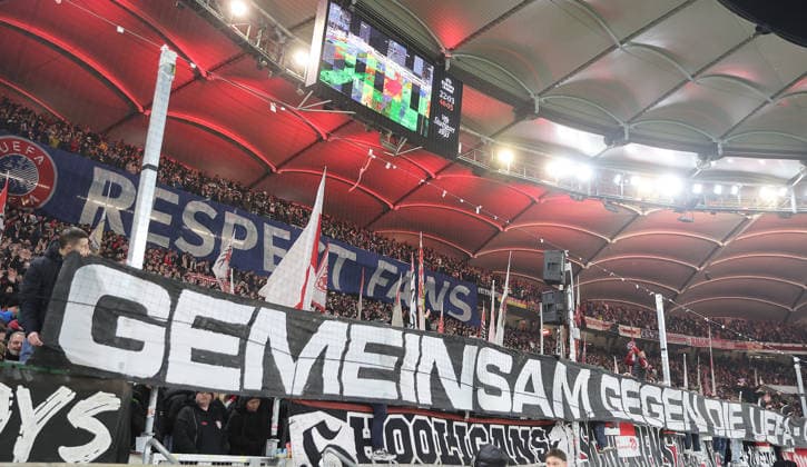 Stuttgart, Fußball Europa League , VfB Stuttgart vs. BSC Young Boys Bern , Fans VfB Stuttgart mit Banner , Gemeinsam gegen die UEFA