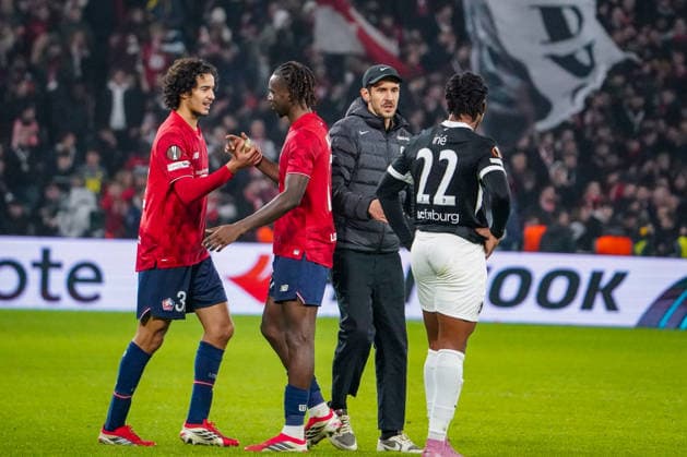 Fussball UEFA Europa League 2025 26, 8. Spieltag - OSC Lille vs SC Freiburg - Stade Pierre Mauroy (Lille, Frankreich): Julian Schuster (SC Freiburg, Trainer) Cyriaque IriÃ Cyriaque Irie (SC Freiburg, 22) Copyright: xJOERANxSTEINSIEKx