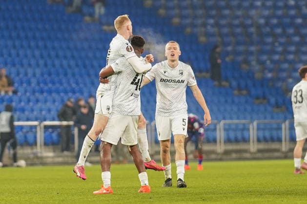 UEFA Europa League 2025 26 - 8. Spieltag, Donnerstag 29.01.2026 - FC Basel 1893 vs. Viktoria Pilsen - St. Jakob-Park (Basel, Schweiz); Jubel bei Viktoria Pilsen nach Sieg, Sampson Dweh (40, Viktoria Pilsen), Karel SpaÄil, Karel Spacil (5, Viktoria Pilsen) Copyright: xValentinxDomgjonix