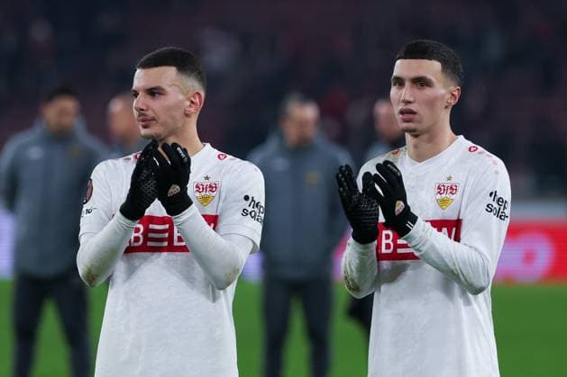 Badredine Bouanani 27 (VfB Stuttgart) und Bilal El Khannouss 11 (VfB Stuttgart) bei den Fans, VfB Stuttgart vs. BSC Young Boys Bern, Fussball, Maenner, UEFA Europa League, Saison 2025 2026, 8. Spieltag, 29.01.2026 DFB regulations prohibit any use of photographs as image sequences and or quasi-video Stuttgart Baden-Wuerttemberg Deutschland