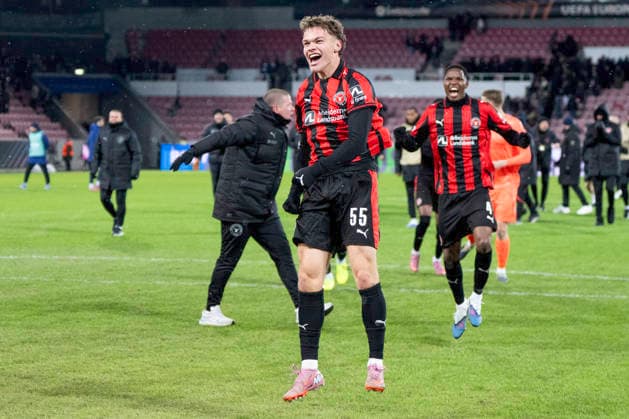 Europa League: FC Midtjylland - Dinamo Zagreb FC Midtjylland s Viktor Bak celebrates the victory with the fans after the Europa League match between FC Midtjylland and Dinamo Zagreb at MCH Arena in Herning on Thursday, January 29, 2026. (Photo: Bo Amstrup Ritzau Scanpix) , Herning Denmark Mors Copyright: BoxAmrstrupx xRitzauxScanpix BoxAmstrupx spdk20260129-231534-L