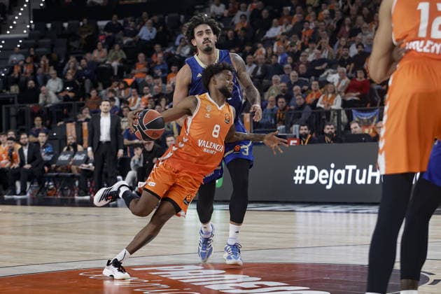Valencia Basket v Maccabi Tel Aviv - EuroLeague VALENCIA, SPAIN - JANUARY 29: Jean Montero (8) of Valencia Basket in action against Marcio Santos of Maccabi during EuroLeague basketball match between Valencia Basket and Maccabi Rapyd Tel-Aviv at Roig Arena in Valencia, Spain, on January 29, 2026. Jose Miguel Fernandez Anadolu Valencia Spain. Editorial use only. Please get in touch for any other usage.  Copyright: x2026xAnadoluxJosexMiguelxFernandezx