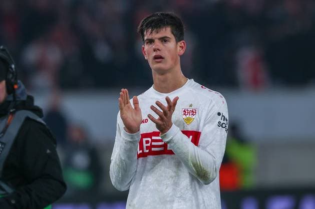 Chema Andres 30 (VfB Stuttgart) jubelt mit den Fans nach dem Spiel, VfB Stuttgart vs. BSC Young Boys Bern, Fussball, Maenner, UEFA Europa League, Saison 2025 2026, 8. Spieltag, 29.01.2026 DFB regulations prohibit any use of photographs as image sequences and or quasi-video Stuttgart Baden-Wuerttemberg Deutschland