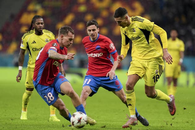 FCSB v Fenerbahce - UEFA Europa League BUCHAREST, ROMANIA - JANUARY 29: Mert Muldur (18) of Fenerbahce in action against Alexandru Grigoras Pantea (28) of FCSB during the UEFA Europa League Week 8 football match between FCSB and Fenerbahce at National Arena in Bucharest, Romania on January 29, 2026. Arife Karakum Anadolu Bucharest Romania. Editorial use only. Please get in touch for any other usage.  Copyright: x2026xAnadoluxArifexKarakumx