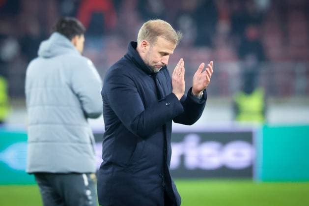 Cheftrainer Sebastian Hoeness (VfB Stuttgart) bedankt sich bei den Fans, VfB Stuttgart vs. BSC Young Boys Bern, Fussball, Maenner, UEFA Europa League, Saison 2025 2026, 8. Spieltag, 29.01.2026 DFB regulations prohibit any use of photographs as image sequences and or quasi-video Stuttgart Baden-Wuerttemberg Deutschland