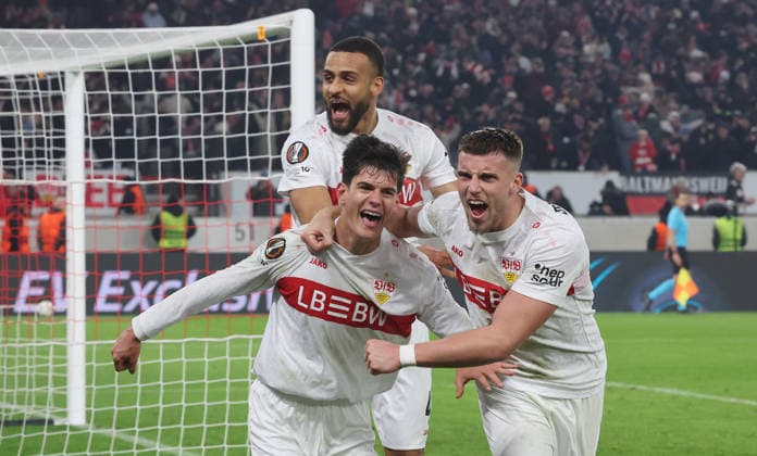 Stuttgart, Fußball Europa League , VfB Stuttgart vs. BSC Young Boys Bern , Jubel VfB , von links: Chema Andres Ermedin Demirovic , hinten: Josha Vagnoman