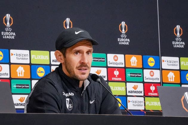 Fussball UEFA Europa League 2025 26, 8. Spieltag - OSC Lille vs SC Freiburg - Stade Pierre Mauroy (Lille, Frankreich): Julian Schuster (SC Freiburg, Trainer) Pressekonferenz, Medien Copyright: xJOERANxSTEINSIEKx
