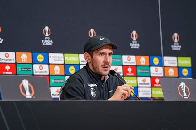 Fussball UEFA Europa League 2025 26, 8. Spieltag - OSC Lille vs SC Freiburg - Stade Pierre Mauroy (Lille, Frankreich): Julian Schuster (SC Freiburg, Trainer) Pressekonferenz, Medien Copyright: xJOERANxSTEINSIEKx
