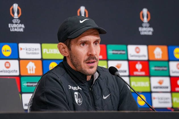 Fussball UEFA Europa League 2025 26, 8. Spieltag - OSC Lille vs SC Freiburg - Stade Pierre Mauroy (Lille, Frankreich): Julian Schuster (SC Freiburg, Trainer) Pressekonferenz, Medien Copyright: xJOERANxSTEINSIEKx