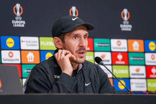 Fussball UEFA Europa League 2025 26, 8. Spieltag - OSC Lille vs SC Freiburg - Stade Pierre Mauroy (Lille, Frankreich): Julian Schuster (SC Freiburg, Trainer) Pressekonferenz, Medien Copyright: xJOERANxSTEINSIEKx