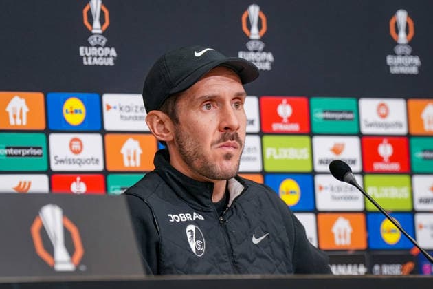 Fussball UEFA Europa League 2025 26, 8. Spieltag - OSC Lille vs SC Freiburg - Stade Pierre Mauroy (Lille, Frankreich): Julian Schuster (SC Freiburg, Trainer) Pressekonferenz, Medien Copyright: xJOERANxSTEINSIEKx